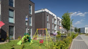 Neu gebaute Häuser mit einer Schaukel im Vorgarten