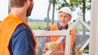 Zwei Bauarbeiter im Gespräch