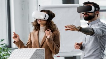 Zwei Personen arbeiten mit einer VR-Brille.