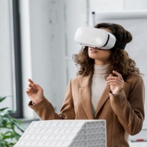 Zwei Personen arbeiten mit einer VR-Brille.