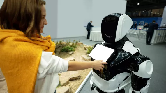 Eine Frau und ein Roboter interagieren