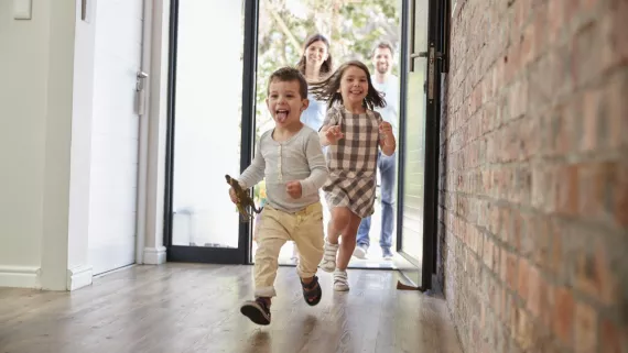 Kinder laufen in ein Haus